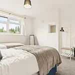 Furnished 6 Bedroom - Parking, Monthly Stays
