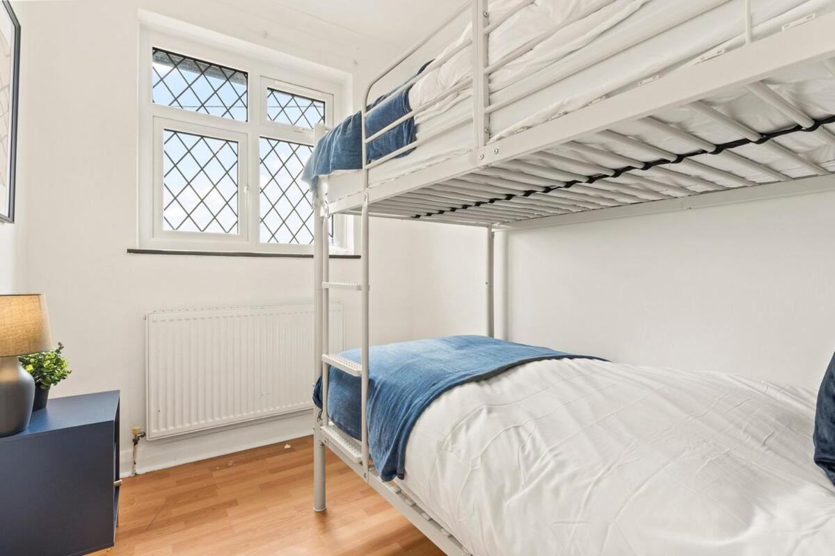 Furnished 6 Bedroom - Parking, Monthly Watford (Hertfordshire)