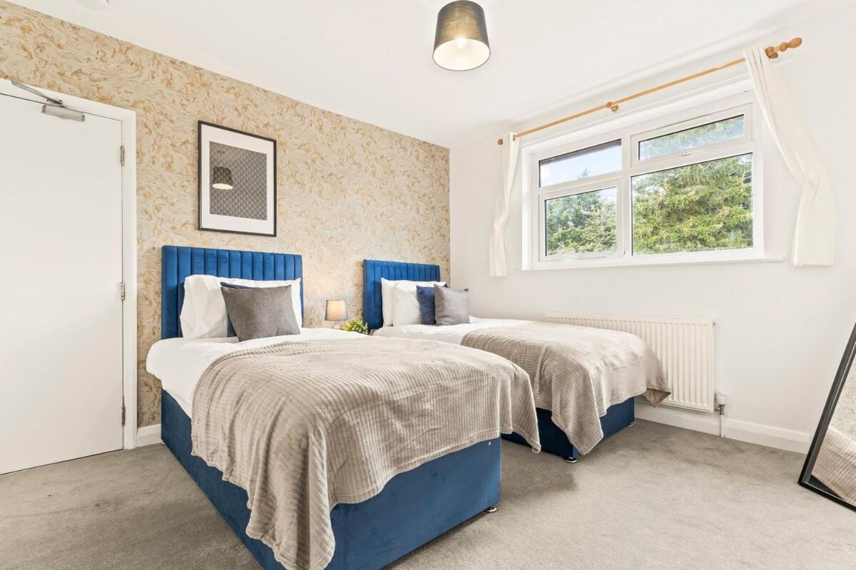 Furnished 6 Bedroom - Parking, Monthly *
