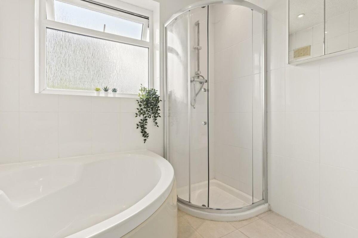Holiday home Furnished 6 Bedroom - Parking, Monthly